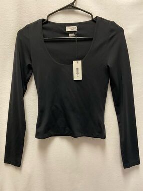 Aritzia Black Scoop-Neck Long Sleeve Tee